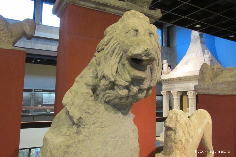Голова льва с крыши надгробного монумента.