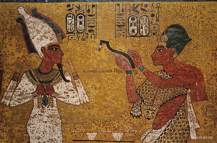 Эйе (преемник Тутанхамона) и Тутанхамон в образе Осириса (владыки загробного мира). По одной из версий, Эйе отравил Тутанхамона, чтобы захватить трон.