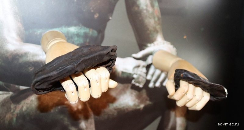 Оригинальные боксерские перчатки из Виндоланды.
Источник http://www.vindolanda.com/_blog/press-releases/post/rare-ancient-roman-boxing-gloves-uncovered-at-vindolanda/