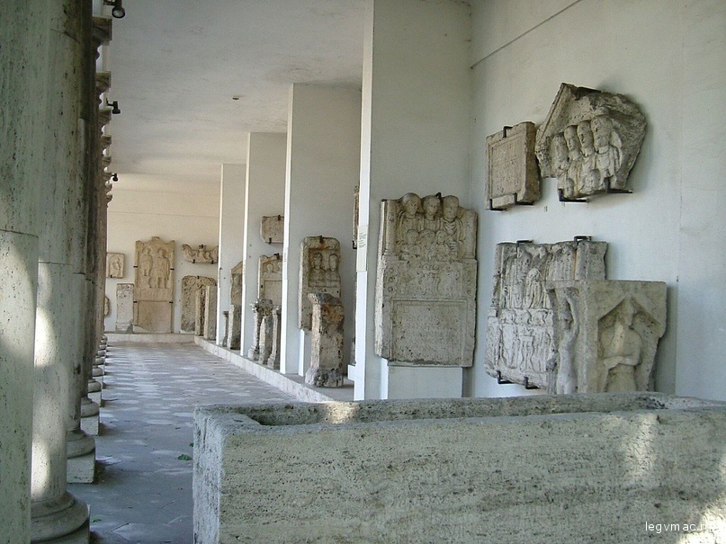 Выставка надгробий в лапидарие музея Аквинка