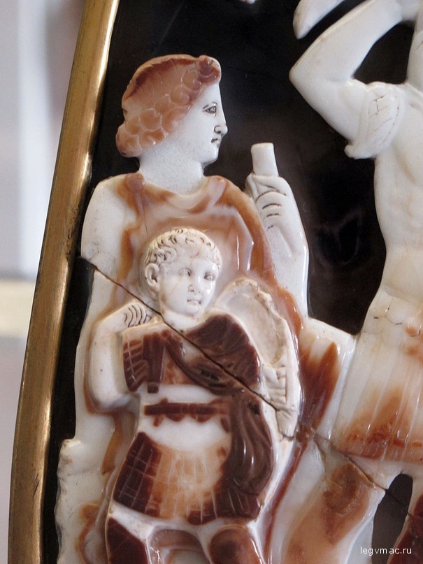 Калигула и Агриппина Старшая. Фрагмент Большой камеи Франции. Около 23 года н.э.