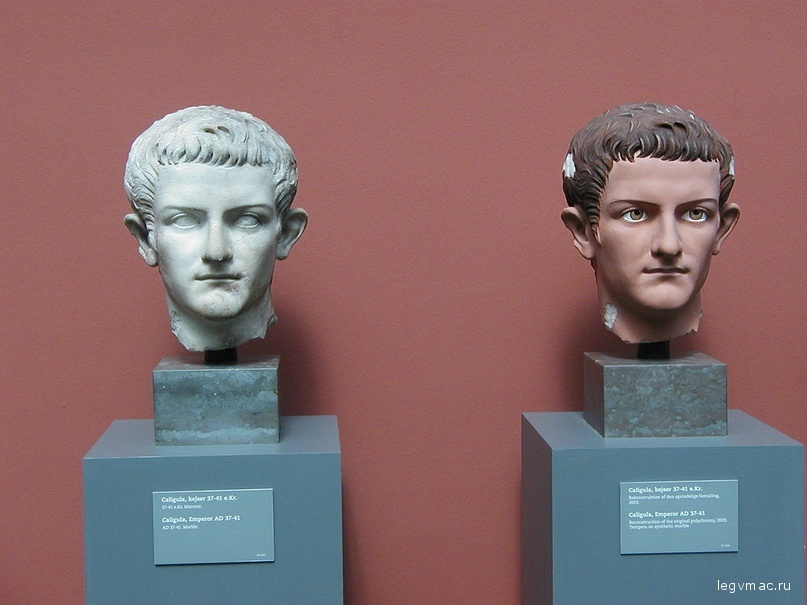 Бюст Калигулы. Слева — оригинал; справа — реконструкция в натуральных цветах. Новая глиптотека Карлсберга в Копенгагене, Дания