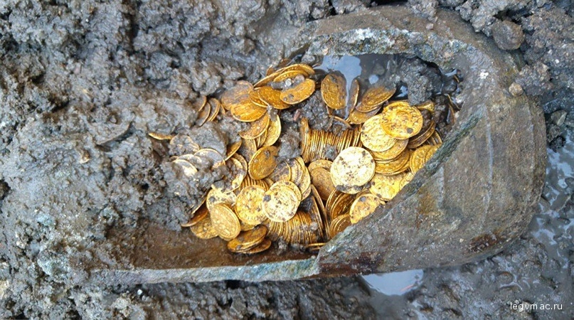 Амфора с кладом в несколько сотен золотых монет, обнаруженная археологами недалеко от итальянского озера Комо