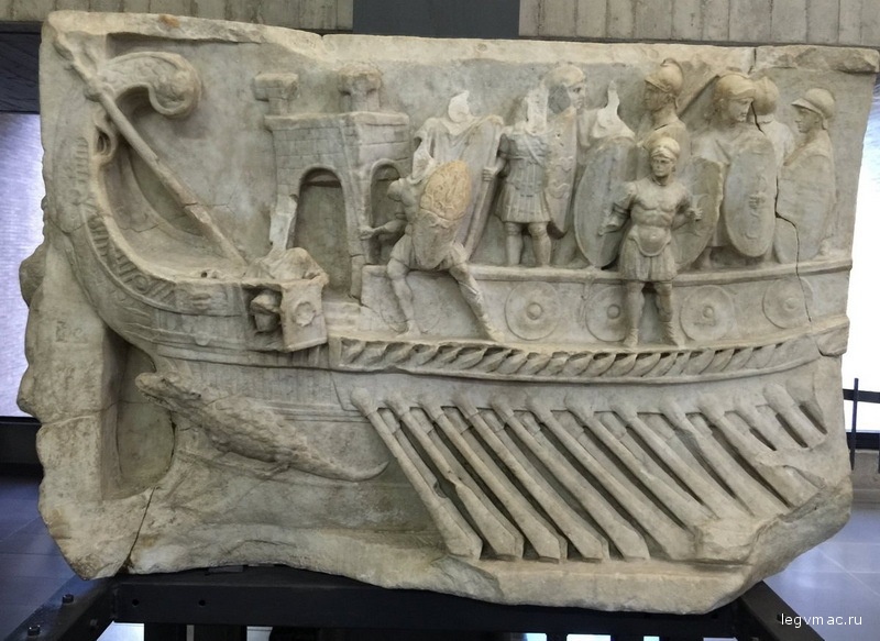 Изображение военного корабля на монументе из Пренесте, воздвигнутом в честь победы при Акции. Музей Ватикана