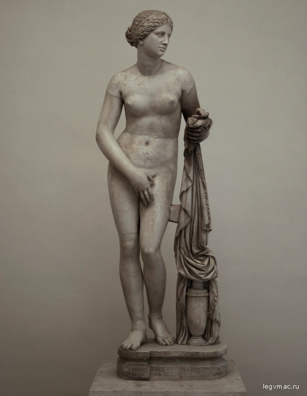 Афродита Книдская.
Среднезернистый мрамор.
Торс — римская копия II в. н. э., остальное — реставрация XVII в. скульптора Ипполито Буцци (1562—1634).