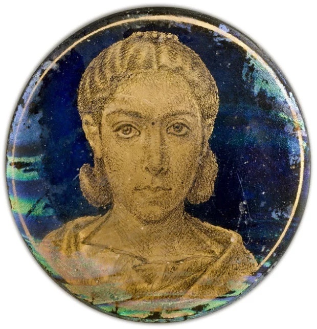 Самый знаменитый медальон из Брешии (считался портретом Галлы Плакидии), 3-й век, 6 см в диаметре.