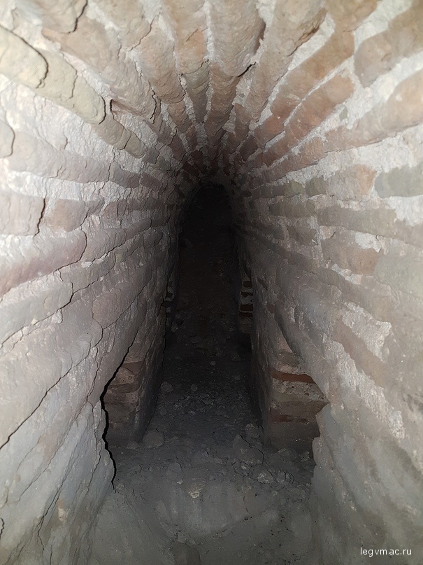 Entrance to a subterranean heating system for the ancient bathhouse at the Negev city of Halutza. (Tali Gini, Israel Antiquities Authority)