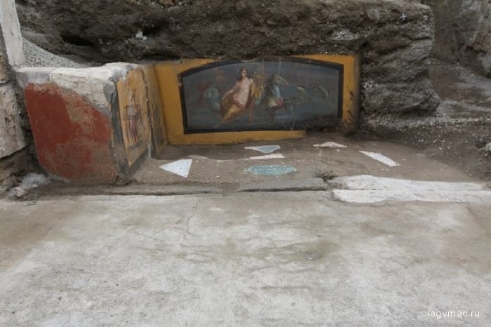 красочная фреска, которая хорошо сохранились под слоем вулканического пепла и пемзы. На ней изображена морская нимфа, нереида, сидящая на лошади с рыбьим хвостом