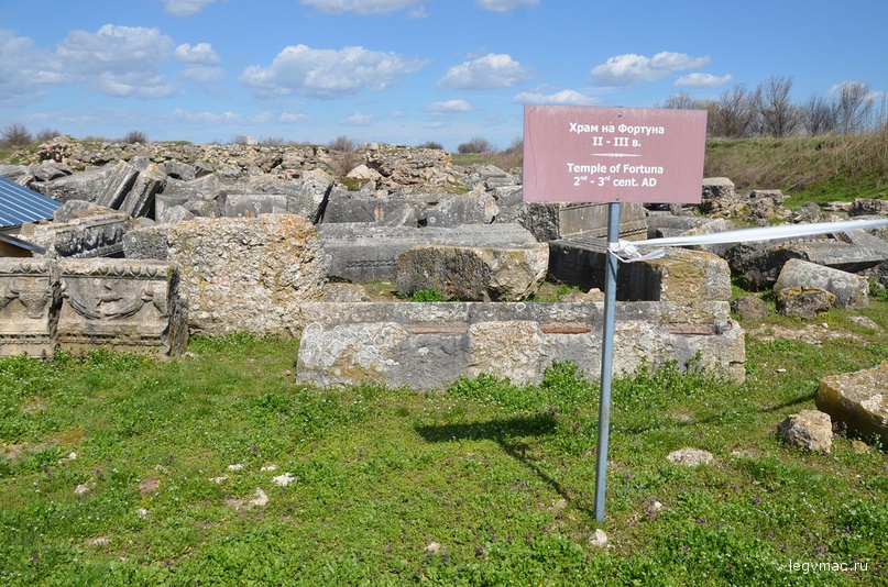 The ruins of the Temple of Fortuna. The temple area, which adjoined the southeast corner of the forum complex, consisted of a portico facing the south, a peristyle courtyard and the temple itself, occupying an area of ??50 x 29 m.