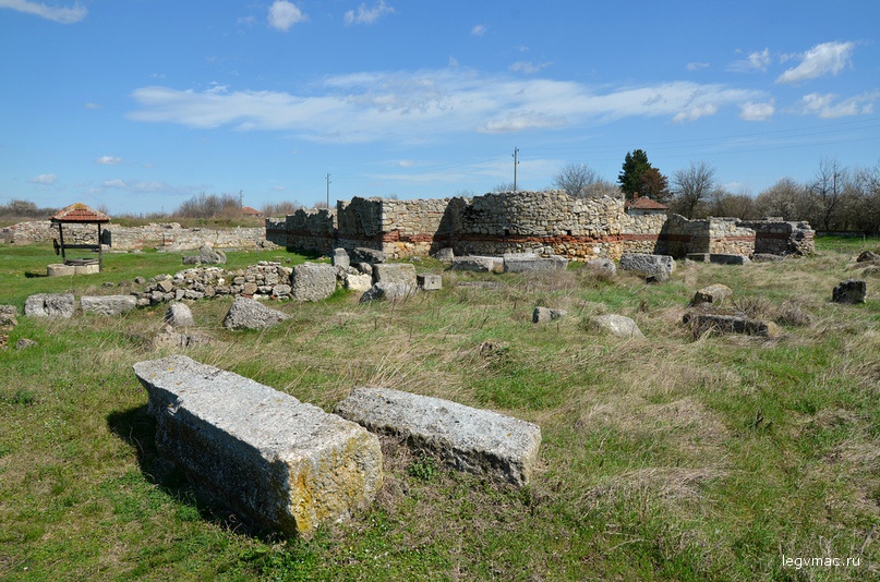 View of the public baths built during the last quarter of the 3rd century AD when the V Macedonica returned to Oescus following Aurelianus’ retreat from Dacia. The baths occupied an area of 700 sq.m, were built in opus mixum (mixed masonry), and had 8 separate rooms.