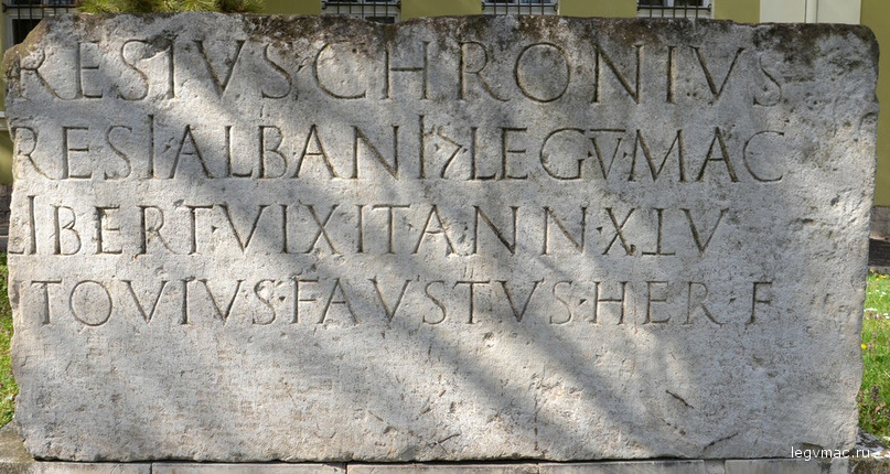 The earliest inscription from Oescus in memory of Resius Chronius, liberated slave of centurion Resius Albanus from legio V Macedonica, dated to 9 AD.
Pleven Regional Historical Museum.
