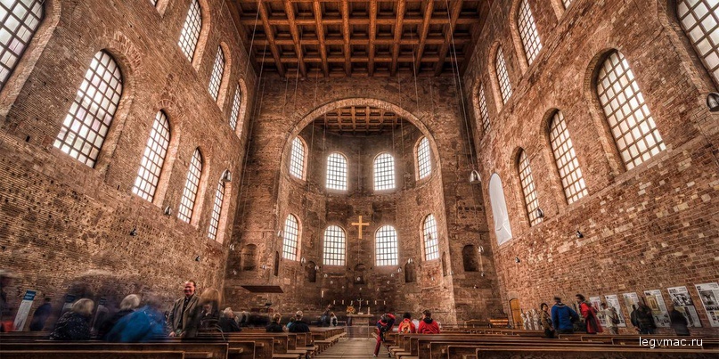 Внутри базилики Константина (фото: Geerd-Olaf Freyer)