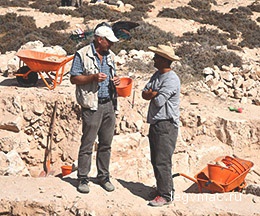 Руководители проектов Стефан Риттер (слева) и Сами Бен Тахар обсуждают текущие результаты. (Фото: КАРТА)