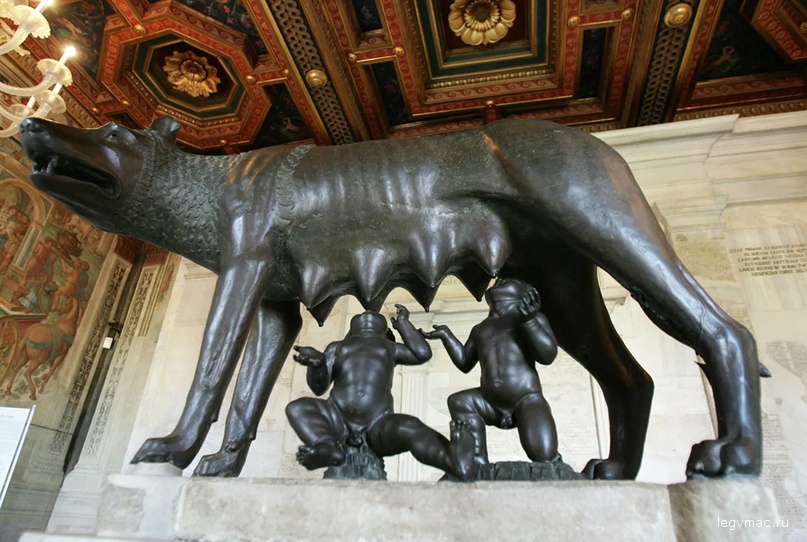 Бронзовая скульптура волчицы