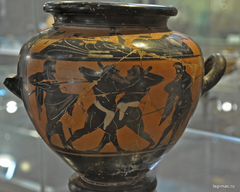 Кулачные бойцы, состязающиеся облачёнными в пояса. Чернофигурная амфора, около 520 года до н.э. Археологический музей, Орвието. Фото Алексея Козленко