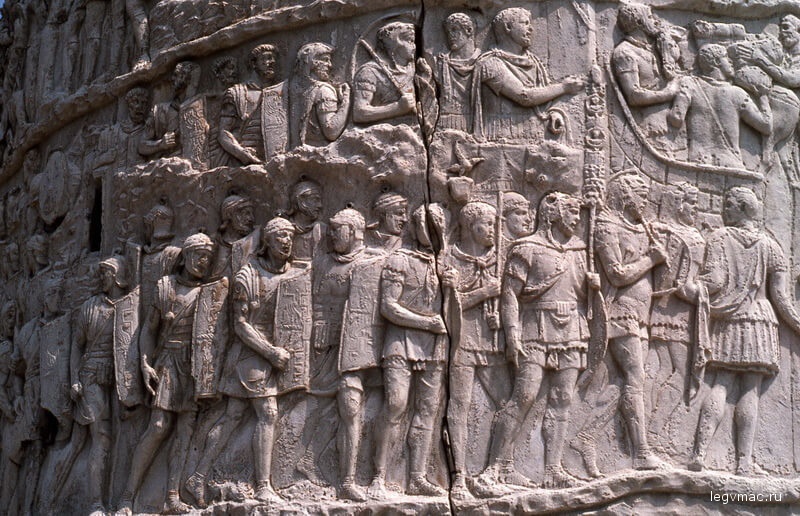 Фрагмент рельефа Колонны Траяна, изображающий римских легионеров в тяжёлом вооружении.