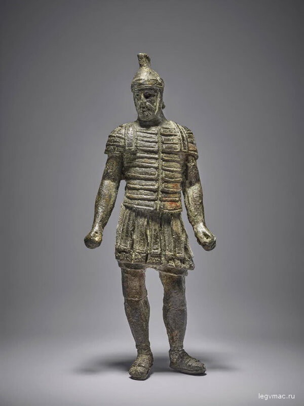Бронзовая статуэтка римского солдата II века, облачённого в лорику сегментату. Британский музей, Лондон.