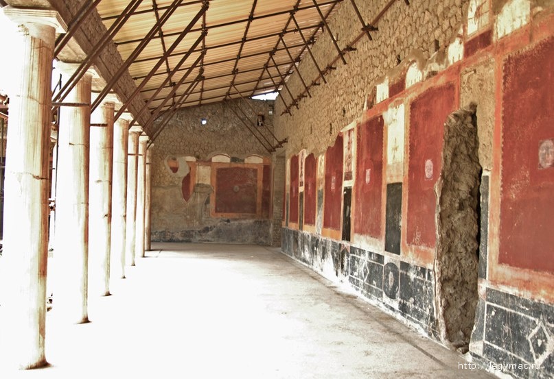 Портик большого перистиля.
Середина I в. н. э.
Стабии, Вилла Сан-Марко.
Про­лом в стене сде­лан архео­ло­га­ми XVIII века, копав­ши­ми тон­нель с поверх­но­сти.