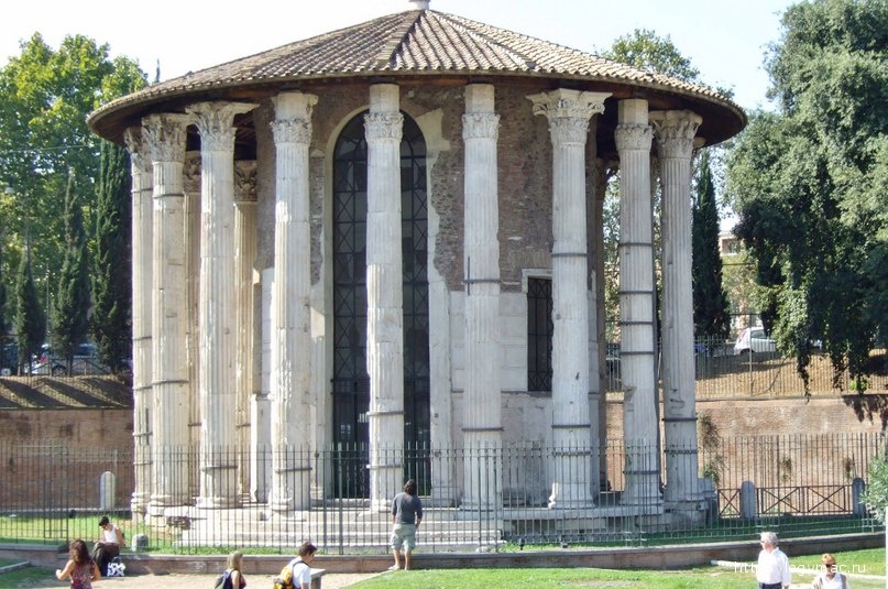 Храм Геркулеса Непобедимого на Бычьем форуме Рима