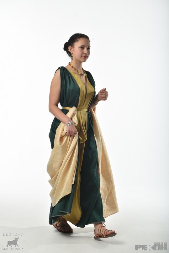 Roman ancient clothing (woman dress)