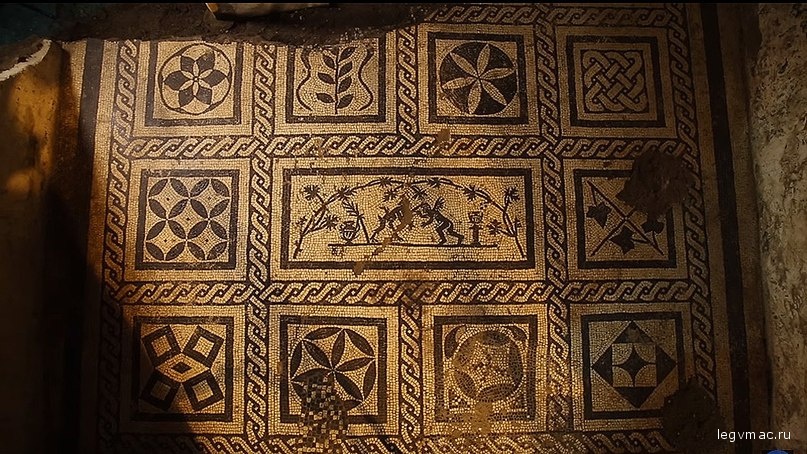 Черно-белая напольная мозаика, обнаруженная при раскопках виллы II века в Риме. Фото: кадр из видеосюжета Askanews / Youtube