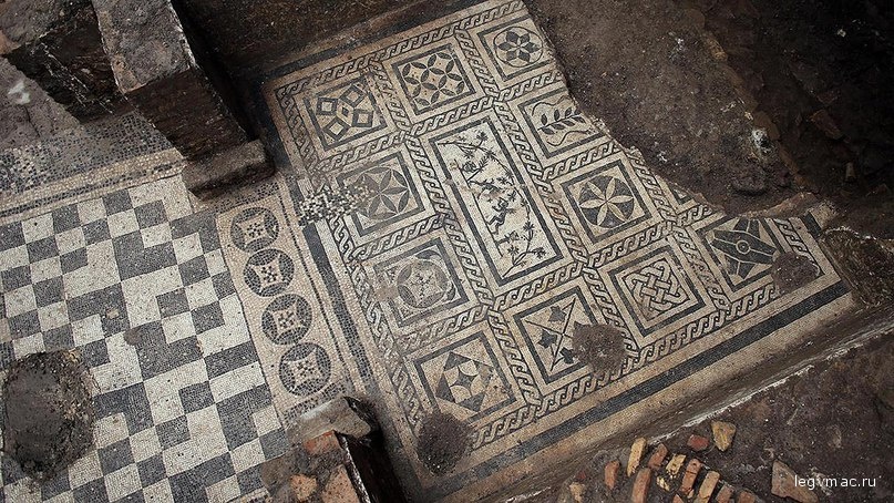 Черно-белая напольная мозаика, обнаруженная при раскопках виллы II века в Риме. Фото: Soprintendenza Speciale di Roma