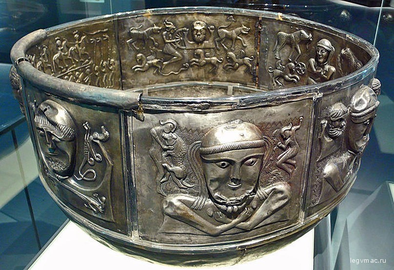 Котёл из Гундеструпа — богато декорированный серебряный сосуд, датируемый около I в. до н. э., относящийся к поздней латенской культуре. По своим размерам не имеет аналогов среди серебряных предметов, сохранившихся от Европы железного века.