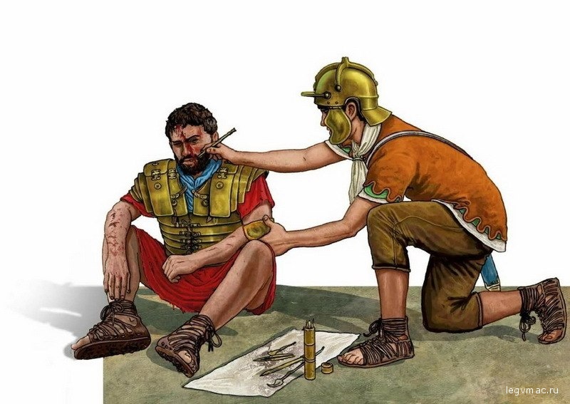 Римский медик оказывает помощь раненому на поле боя