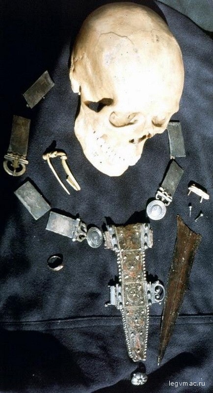 Череп, пояс и кинжал с ножнами, принадлежавшие солдату, найденному на дне колодца в Фельсене.