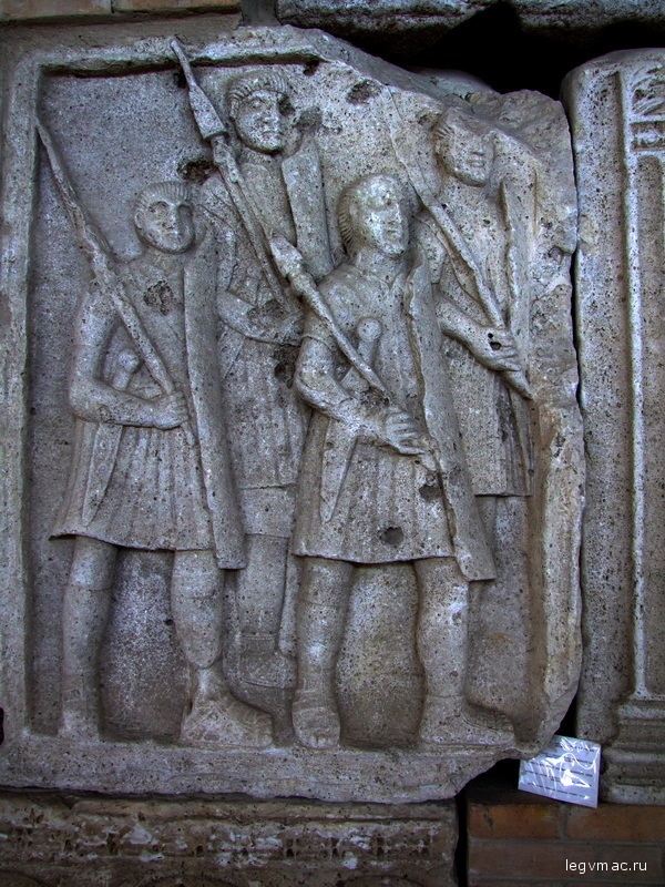 Римские легионеры на метопах Трофея Траяна из Адамиклисси