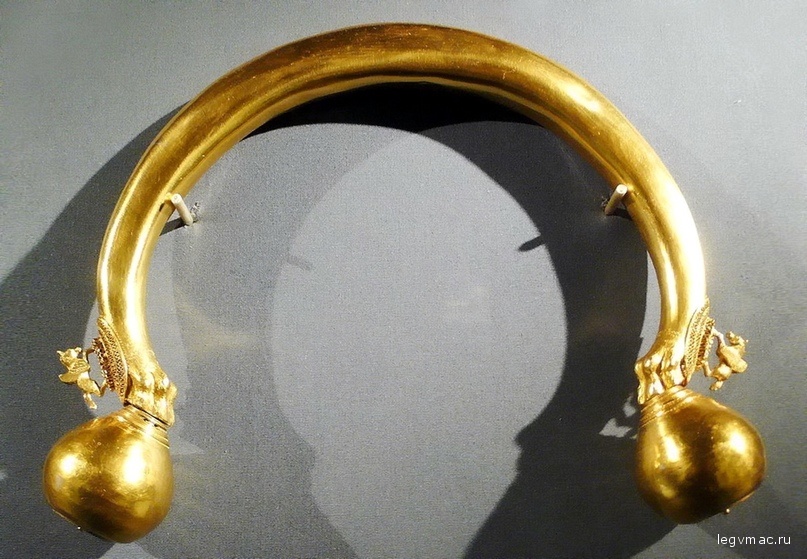 Торквес — типичное кельтское нашейное украшение из золота, могильник Викс (современная Франция)