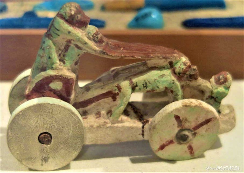 Эта игрушка изготовлена из окрашенного песчаника и изображает трех обезьян на четырехколесной колесниц. 18-я династия. Египетский музей, Каир.