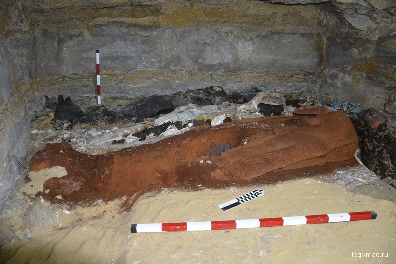 Одна из мумий, найденных в комплексе, принадлежит священнику, который служил богине небес Мут. Его мумия была найдена в сильно поврежденном деревянном гробу.
Авторы: Университет Тюбингена, Рамадан Б. Хусейн
