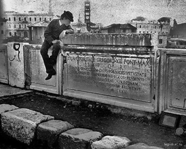 Памятная доска с высеченной надписью на мосту Понте Ротто. Фото середины XIX века