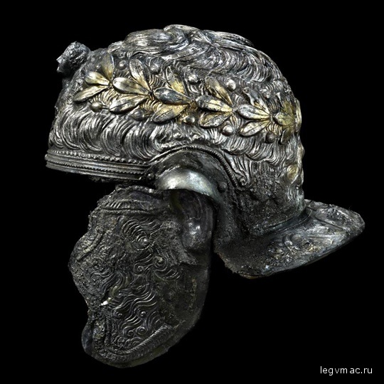 Сереб­ря­ные лав­ро­вые листья на этом древ­не­рим­ском шле­ме были при­кле­е­ны к броне кле­ем, кото­рый дер­жал­ся в тече­ние тысяч лет. Уче­ные, изу­чаю­щие клей, при­шли к выво­ду, что он был изготов­лен из сме­си коры и жира живот­ных. (Photo: Axel Thunker).