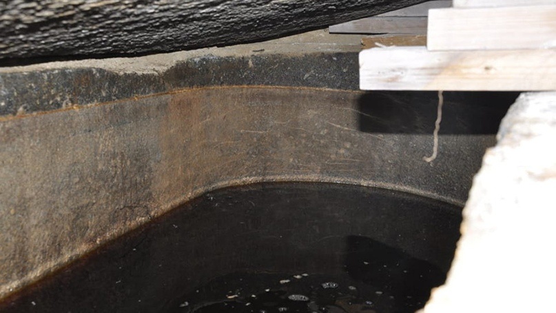 Вода во вскрытом черном саркофаге, найденном в Александрии. 19 июля 2018