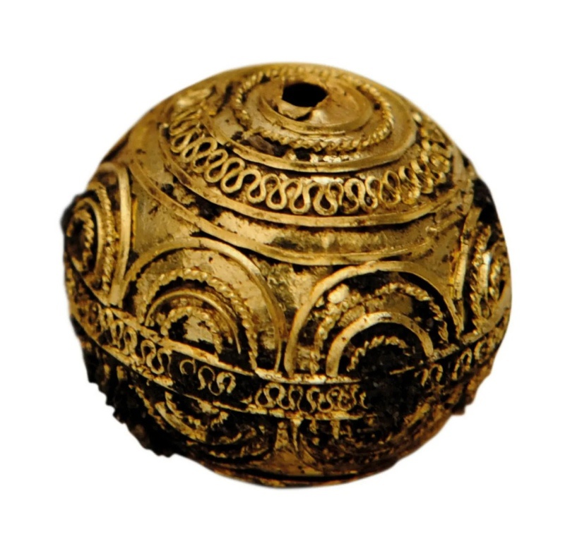 A tiny gold sphere decorated with filigree belonged to a gold-and-amber necklace found in the tomb of an elite woman at the site of Bettelbu?hl in southwestern Germany.
PHOTOGRAPH BY ALAMY/ACI
