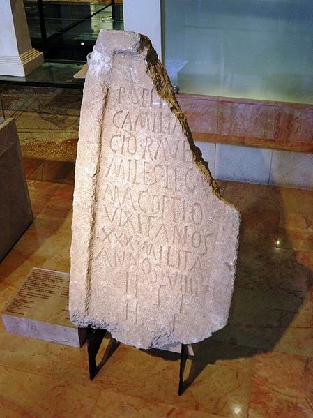 Надгробие легионера Legio V Macedonica найденное недалеко от Эммауса. Сейчас находится в музее Хайфы