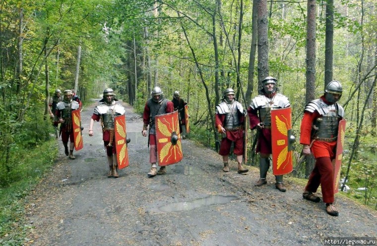 Легионеры на лесной дороге