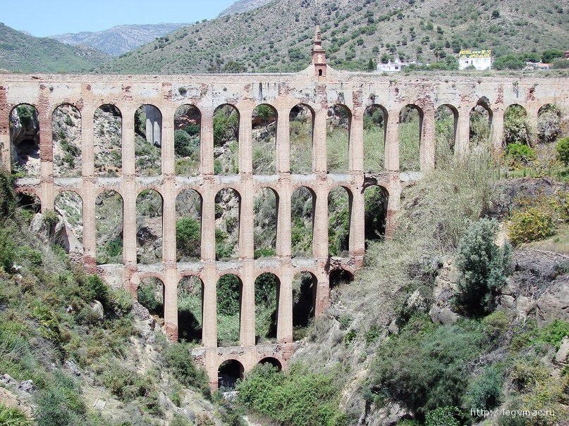Акведук Орел, построенный римлянами в первом веке нашей эры. Андалусия, Испания