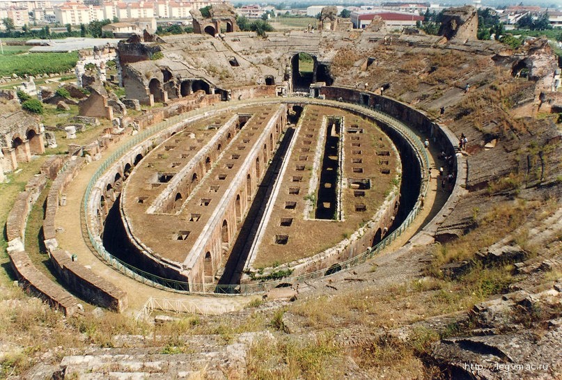 Римский амфитеатр в городе Капуя, Италия