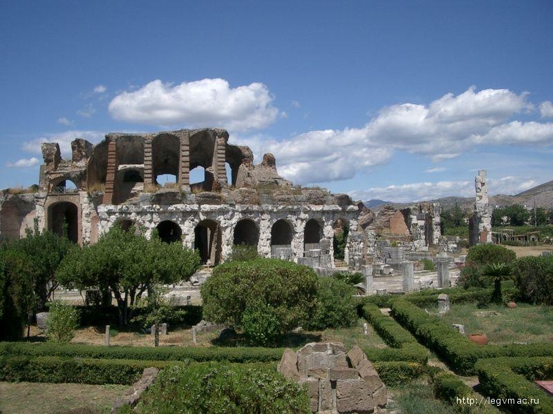 Римский амфитеатр в городе Капуя, Италия