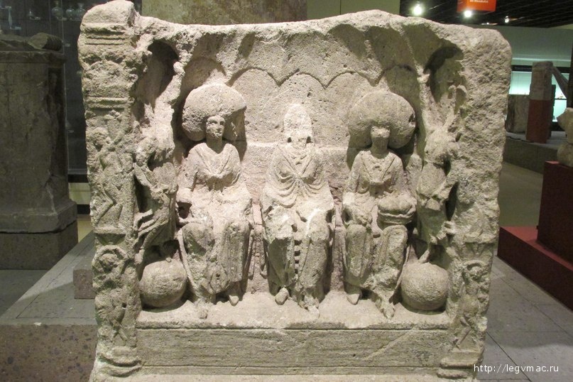 Алтарь матрон и богини-матери.
2 в. н.э.