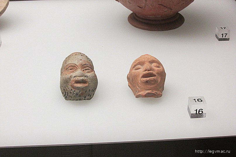 Карикатурные маски  африканца и старика.
Кёльн, Нойссер штрассе.
