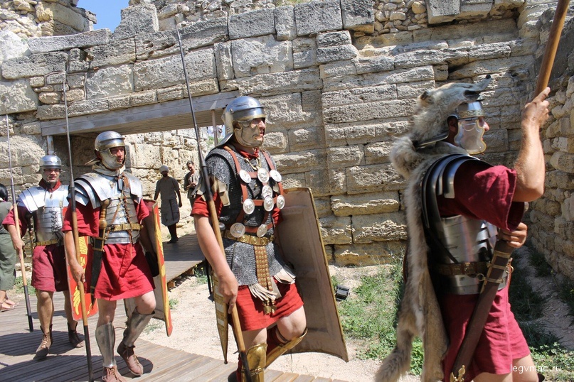 плита с жалобой к сенату Рима  находящаяся в античной экспозиции Херсонеса гласит что  обнаглевшие легионеры стали собирать налоги даже с лупанариев доходы с которых ранее поступали в городскую казну.  Налоговая инспекция на выезде <img class=