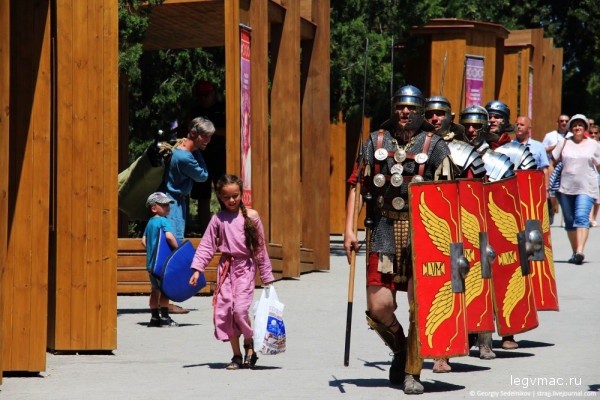Охрана скромной дочери консула при посещении рынка в Херсонесе и покупки удивительного кулинарного шедевра под  наименованием  мороженое <img class=