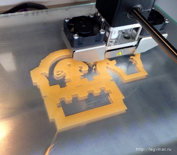 3D принтер печатает пряжку