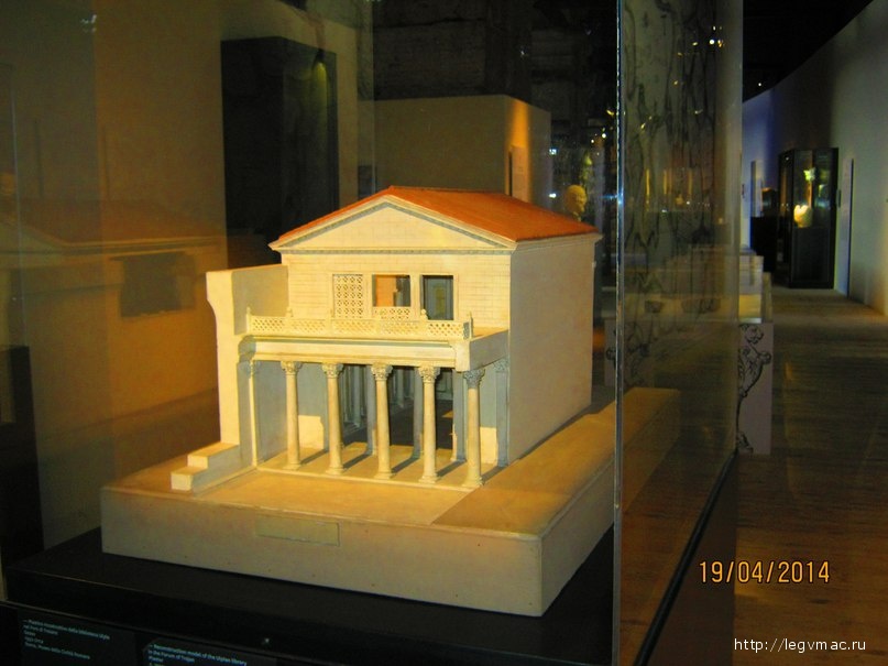Макет библиотеки Ульпия на форуме Траяна.
