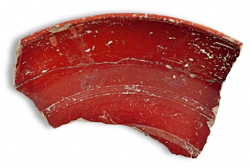 Осколки посуды, найденной возле археологического участка Кумы. Археологи обнаружили фрагменты сковород и горшков с толстым «скользким» красным (на фото) покрытием, которое, как полагают, использовалось для приготовления тушеного мяса около 2000 лет назад