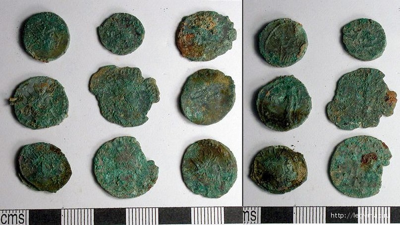 Несколько древнеримских монет из клада, найденного в графстве Корнуолл.